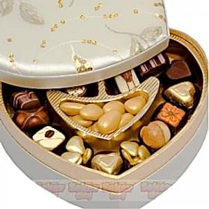 Yaprak Desenli Kalp Çikolata Sepeti