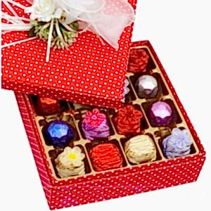 Puantiyeli Beyaz Gül Hediye Çikolata