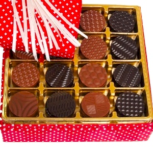 Beyaz Güllü Puantiyeli Hediye Çikolata